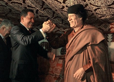 Tổng thống Venezuela Hugo Chavez được trao giải thưởng Al-Gaddafi vì những đóng góp cho nhân quyền tại Tripoli tháng 11/2004.